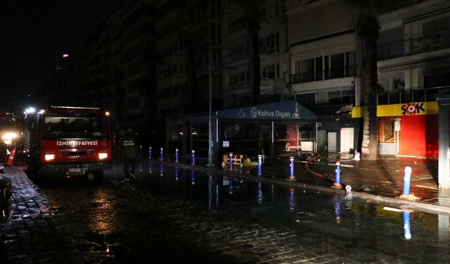 İzmir'de su basan iş yerlerinde tahliye çalışmaları sürüyor