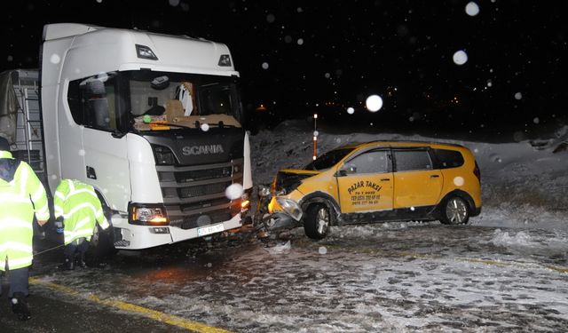 Kars'ta taksi ile tırın çarpışması sonucu 1 kişi öldü, 3 kişi yaralandı