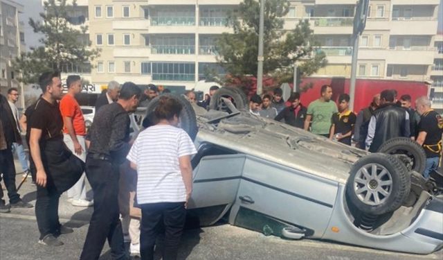 Konya'da kamyon kırmızı ışıkta bekleyen otomobile çarptı, 5 kişi yaralandı