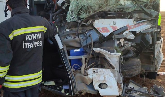 Konya'da yolcu otobüsü ile traktörün çarpıştığı kazada 8 kişi yaralandı
