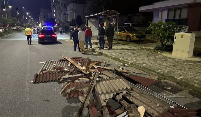 Rize'de şiddetli rüzgarda 8 evin çatısı uçtu