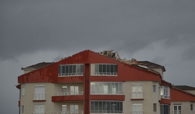 Sivas'ta fırtına çok sayıda binanın çatısında hasara neden oldu