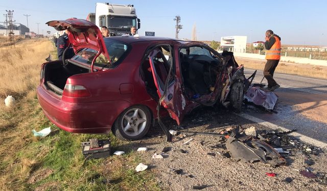 Sivas'ta iki otomobilin çarpıştığı kazada 1 kişi öldü, 4 kişi yaralandı