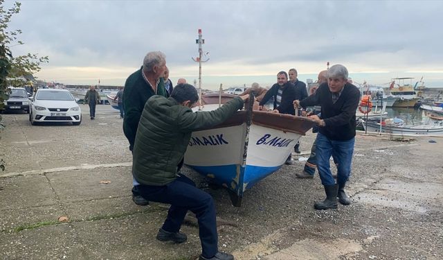 Zonguldak'ta balıkçılar hafta sonu beklenen fırtına öncesinde önlem aldı