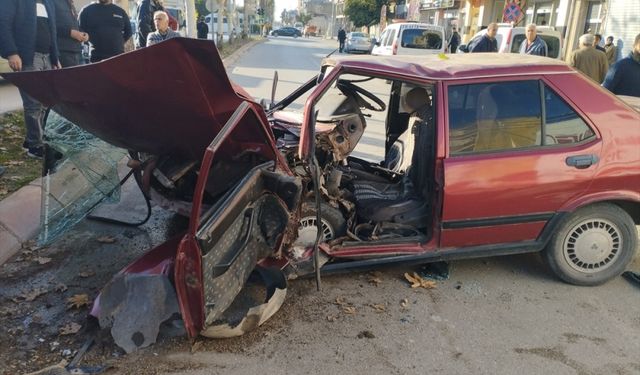 Adana'da refüje çarpan otomobilde sıkışan sürücü kurtarıldı