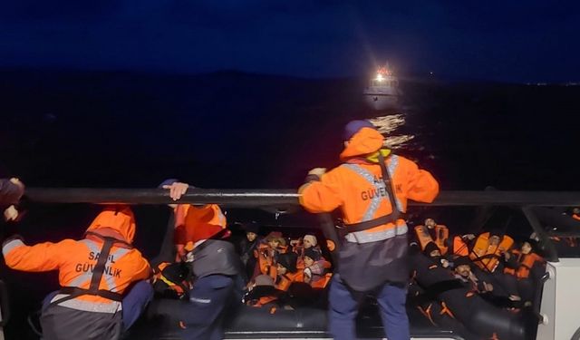 Ayvalık açıklarında 45 düzensiz göçmen kurtarıldı