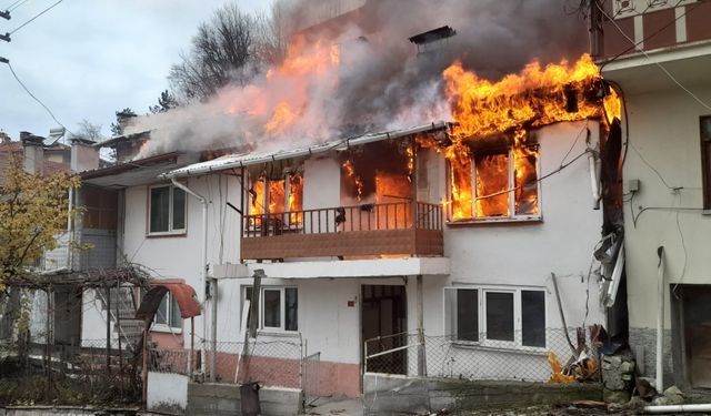 Bolu'da yangın: 2 katlı ahşap ev yandı