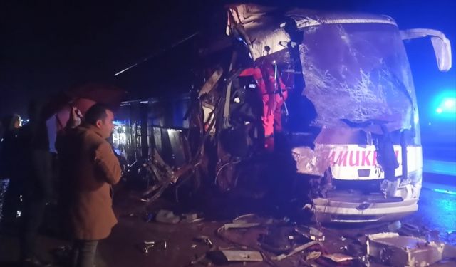 Çanakkale'de yolcu otobüsüyle kamyon çarpıştı: 10 yaralı