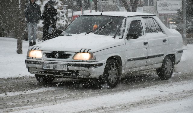 Erzurum ve Kars'ta kar yağışı etkili oluyor