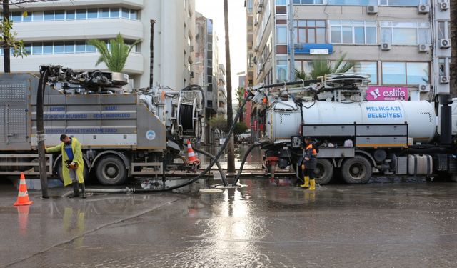 İskenderun'da sağanak yağış hayatı olumsuz etkiledi