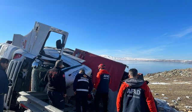 Kars'ta tır devrildi, 2 kişi yaralandı