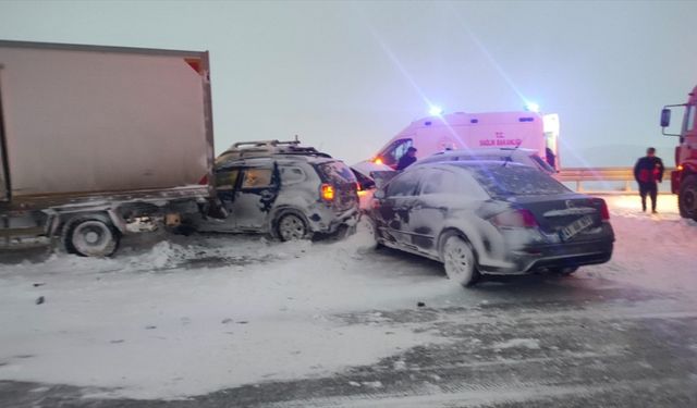 Kars'ta zincirleme trafik kazası: 4 kişi yaralandı