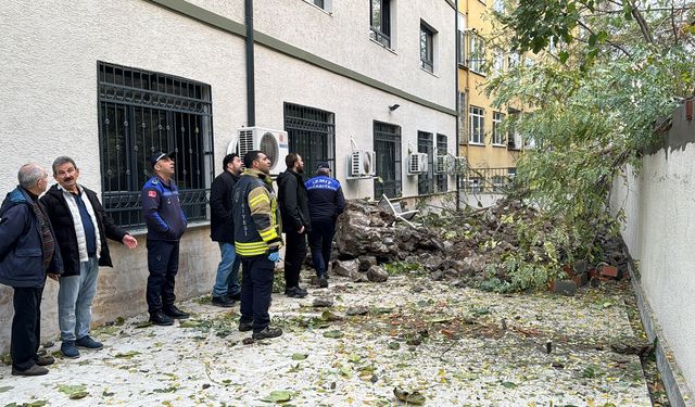Kocaeli'de istinat duvarı çöktü: 3 apartman tahliye edildi