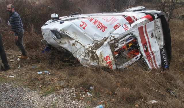 Konya'da kaza: Ambulans ve kamyonet devrildi, 6 kişi yaralandı