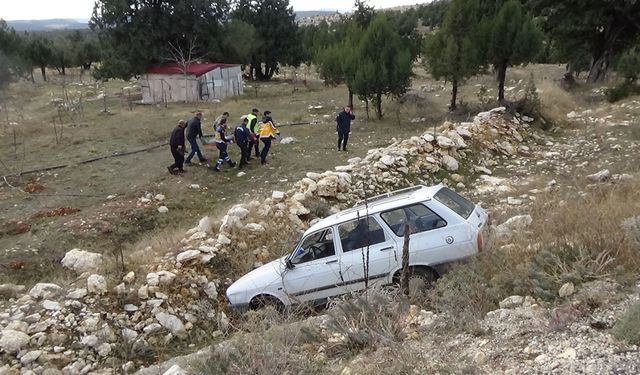 Mersin'de otomobil şarampole düştü: 2 yaralı