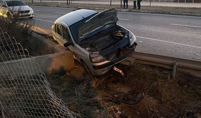 Sivas'ta otomobil  bariyerlere çarptı, 4 kişi yaralandı