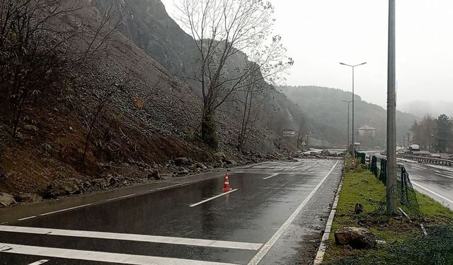 Zonguldak-Alaplı kara yolunda heyelan: Ulaşım tek şeritten sağlanıyor