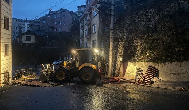 Zonguldak'ta fırtına çatıları uçurdu