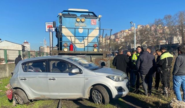Zonguldak'ta hemzemin geçitte yük treninin çarptığı otomobildeki 3 kişi yaralandı