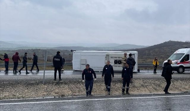 Diyarbakır'da futbolcuları taşıyan midibüs devrildi: 8 yaralı