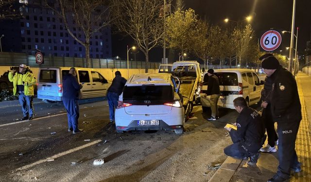 Diyarbakır'da kamyonet ile otomobil çarpıştı, 3 kişi yaralandı
