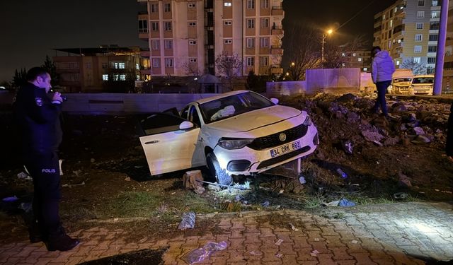 Diyarbakır'da otomobil kaldırıma çarptı, 6 kişi yaralandı