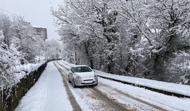 Düzce ve Bartın'da 72 köy yolu ulaşıma kapandı