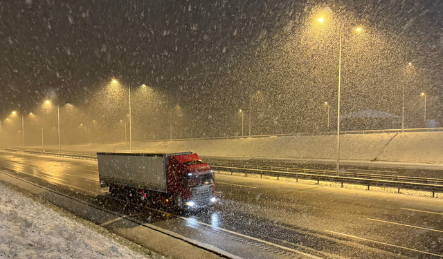 Kuzey Marmara Otoyolu'nda kar yağışı etkili oluyor