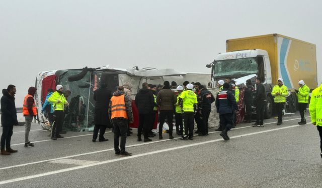 Malatya'da devrilen yolcu otobüsüne tır çarptı 4 ölü, 36 yaralı