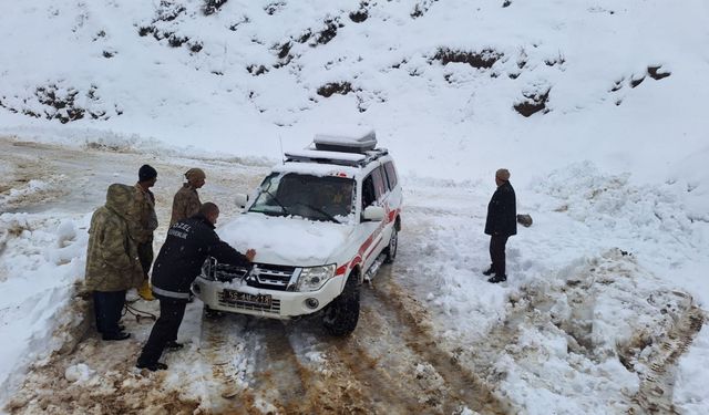 Siirt'te kar nedeniyle köyde mahsur kalan hasta hastaneye ulaştırıldı
