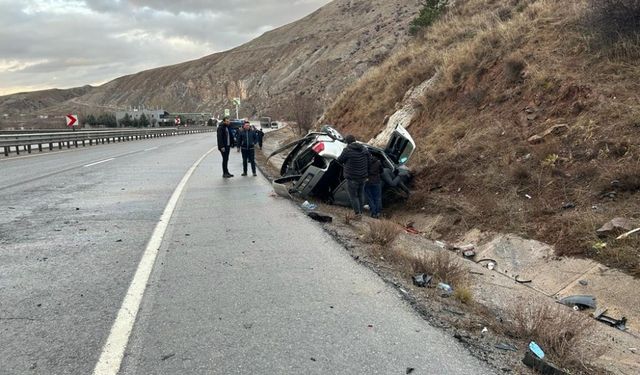 Sivas'ta otomobil devrildi, sürücüsü yaralandı