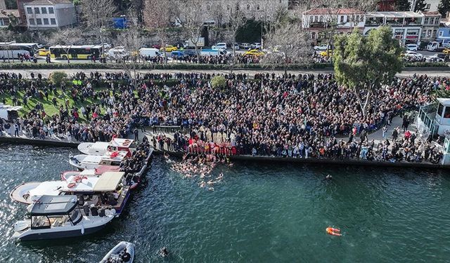 Haliç'te denizden haç çıkarma töreni düzenlendi