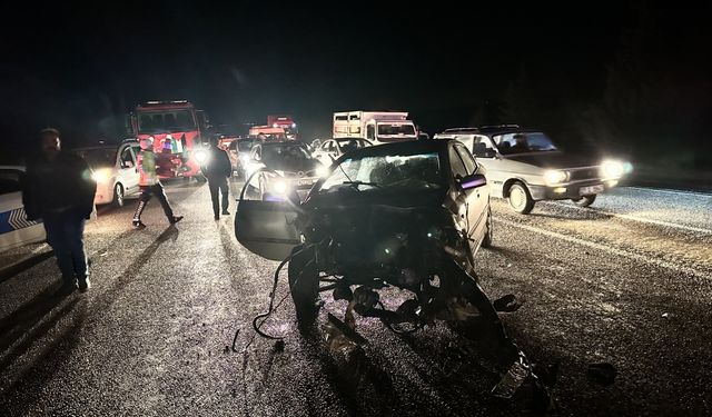 Adıyaman'da iki otomobil çarpıştı, 6  kişi yaralandı