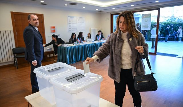 Azerbaycan vatandaşları cumhurbaşkanı seçimi için İstanbul'da sandık başına gitti