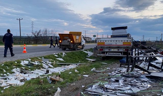 Balıkesir'de mermer yüklü tır ile servis aracının çarpıştığı kazada 9 kişi yaralandı