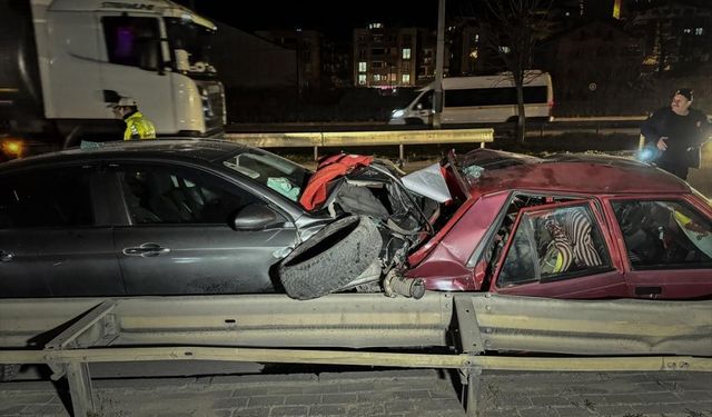 Aracın lastiğini değiştiren kişilere otomobil çarptı: 1 ölü, 2 yaralı
