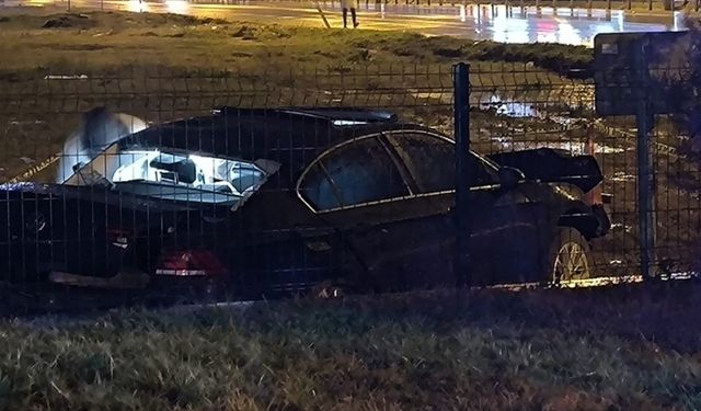 Bursa'da yol kenarına devrilen otomobildeki 2 kişi öldü, 2 kişi yaralandı