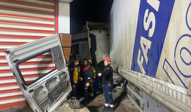 İzmir'de tır, minibüse çarptı: 3 kişi hayatını kaybetti, 11 kişi yaralandı