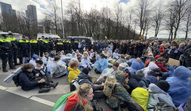 Hollanda'da yüzlerce iklim aktivisti gözaltına alındı