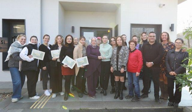 İzmir Efes Selçuk'ta kursiyerlerin sertifika sevinci