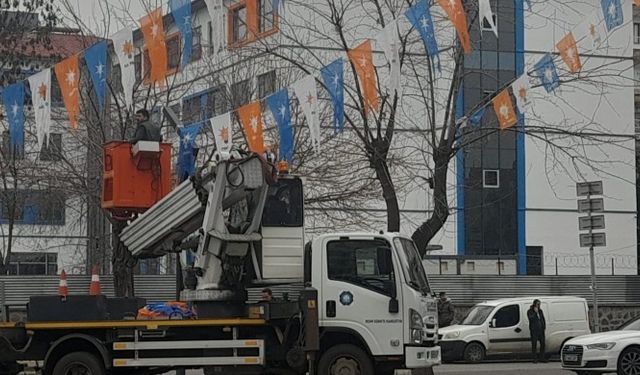 Diyarbakır Büyükşehir Belediyesine ait vinçlerle direklere AKP bayrakları asıldı