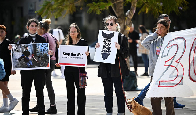 İsrail'in başkenti Tel Aviv'de savaş karşıtı gösteri düzenlendi