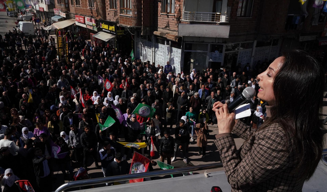 Tülay Hatimoğulları, Diyarbakır'da halk buluşmalarına katıldı