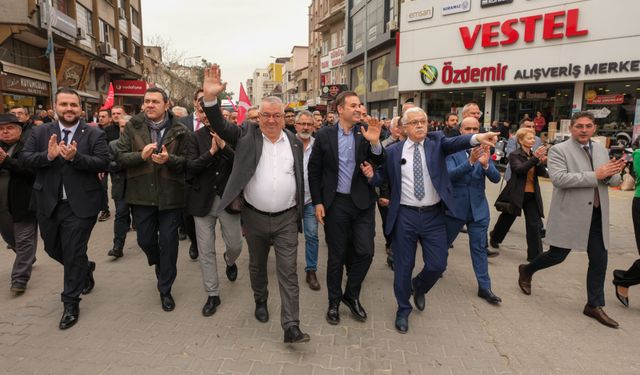 CHP adayları Mehmet Ertaş ve Ahmet Akın, Burhaniye'de halkla buluştu
