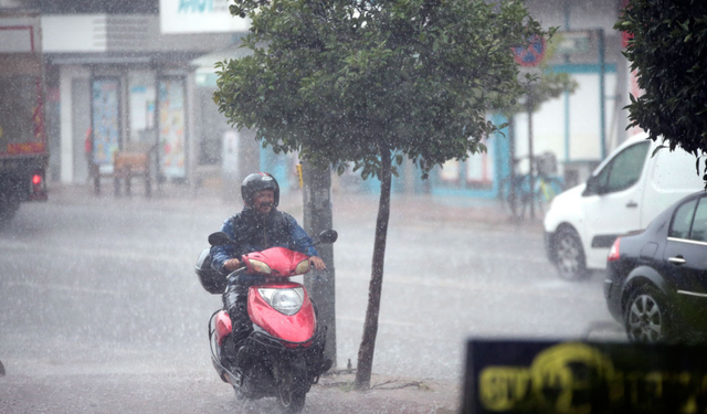 Antalya'da sağanak ve fırtına etkili oluyor
