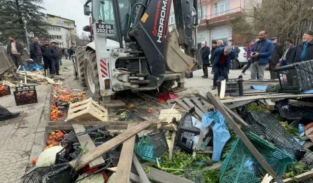 Artvin'de freni boşalan iş makinesi pazara daldı