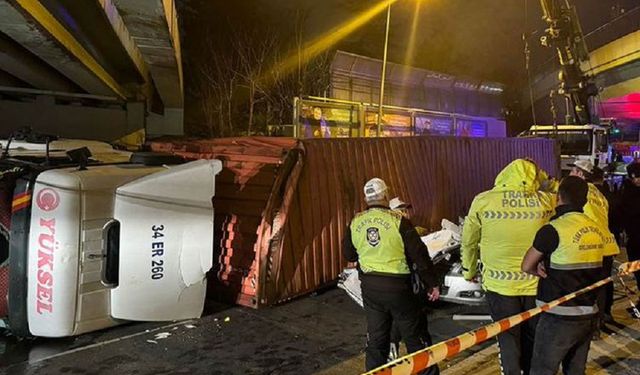 Bakırköy'de tır, otomobilin üzerine devrildi, 4 kişi yaşamını yitirdi