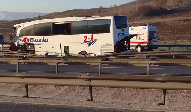 Yolcu otobüsü bariyerlere çarptı: 14 yaralı