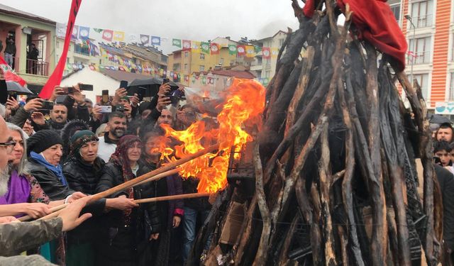 İlk Newroz ateşi Karakoçan’da yakıldı