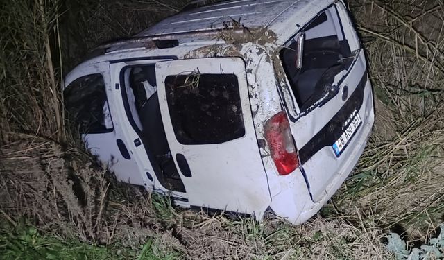 İzmir'de devrilen hafif ticari araçtaki 5 kişi yaralandı